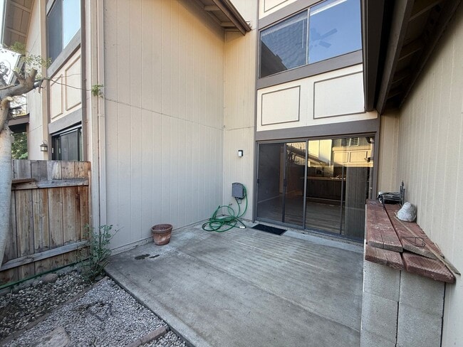 Building Photo - 3 Bedroom, 2.5 Bath Two-Story Townhome in Tierrasanta