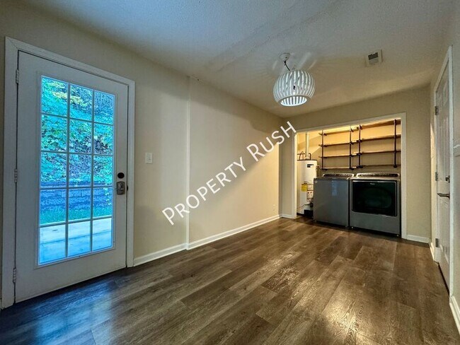 Building Photo - 1110 Fernway Cir