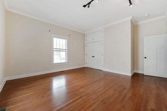 Building Photo - Beautiful 3Bed/2Bath home with Unique Features and Fenced Backyard!