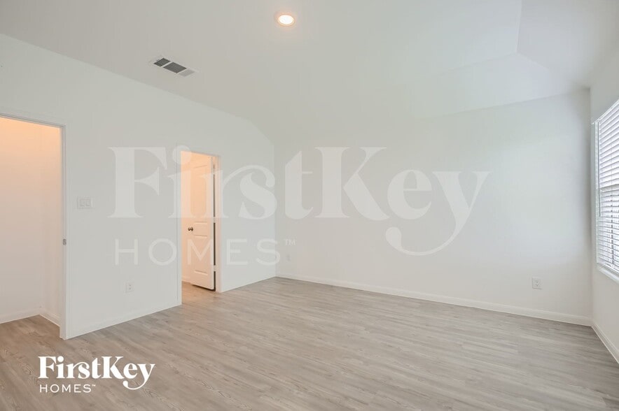 Building Photo - 1204 Treehouse Ln