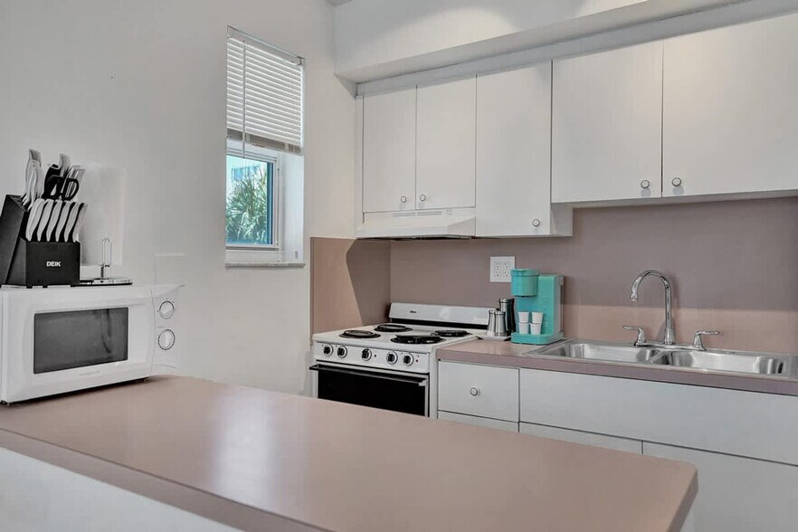 Building Photo - 810 S Surf Rd