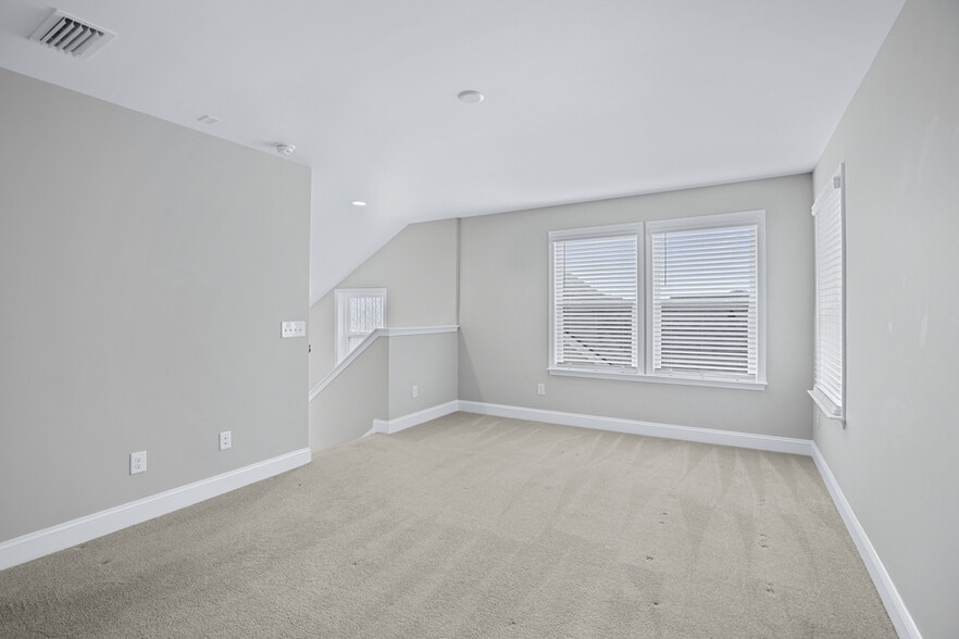 Building Photo - 686 Destiny Dr