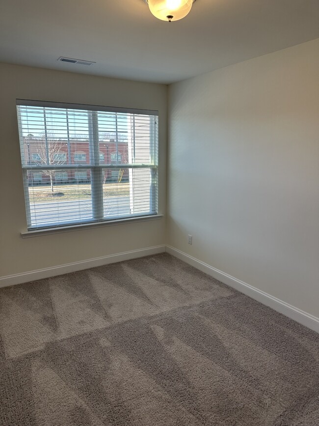 Building Photo - 1027 S Point Rd