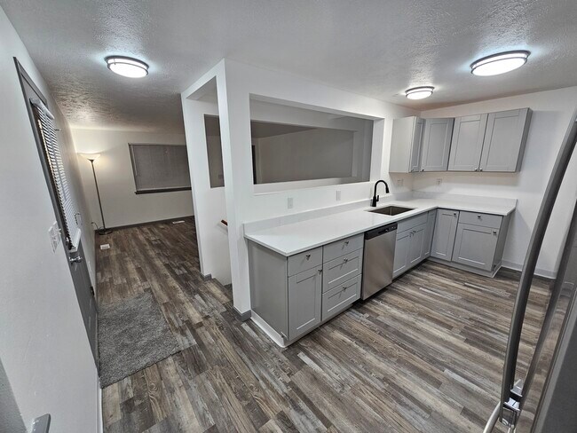 Building Photo - 2409 E Columbia Ave