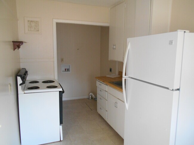 Building Photo - 804 S Crestway St