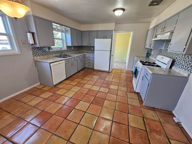 Building Photo - Beautifully maintained 3 bdrm/2 bath with ...