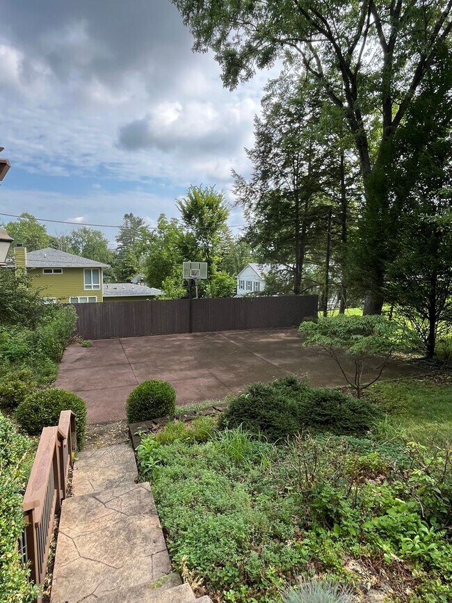 Building Photo - Large 5BR/3.5 Bath in Elm Heights. Available Now!