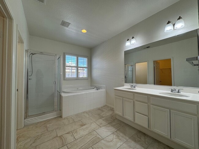 Building Photo - 5 Bedroom Canyon Hills home