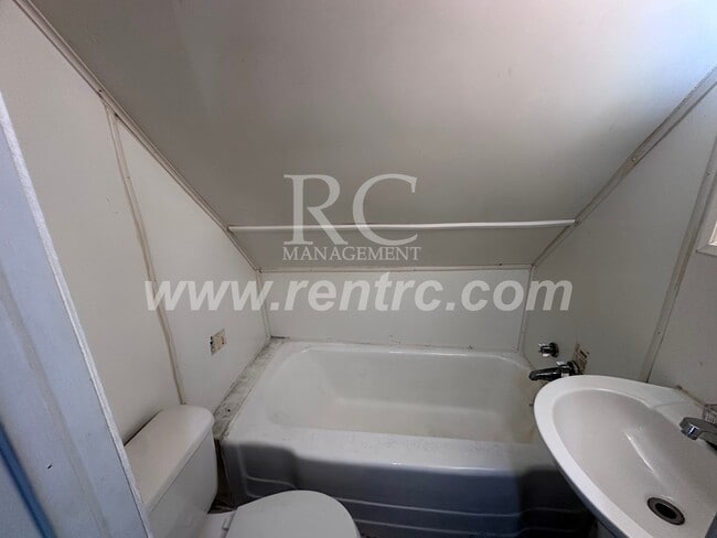 Building Photo - 512 Griffin-