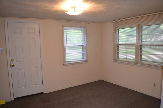 Building Photo - 3 bed, 2 bath home in Parkade area