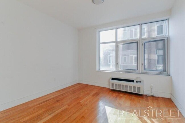 Building Photo - 2 bedroom in ELMHURST NY 11373