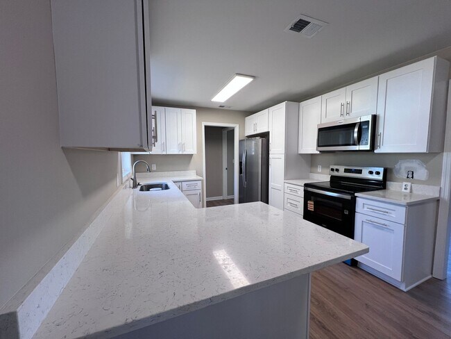 Building Photo - 3 Bedroom 2 bath home in downtown Port Wentworth