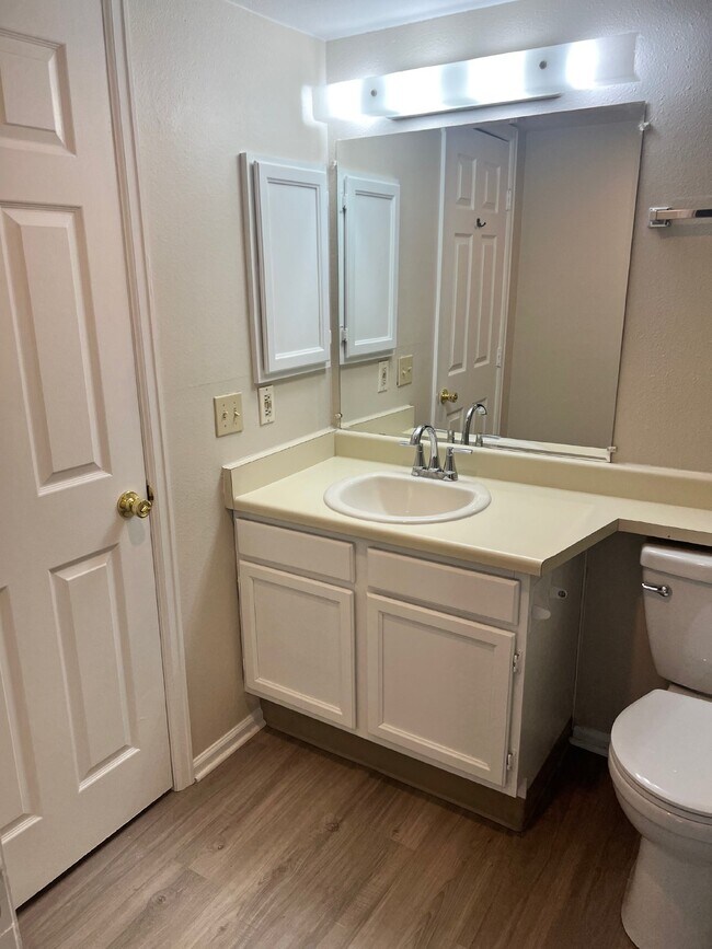 Building Photo - AVAILABLE NOW!  Cozy condo in the Chestnut Community!