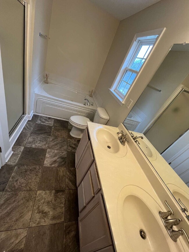 Building Photo - 145 Fiddlers Run Ct