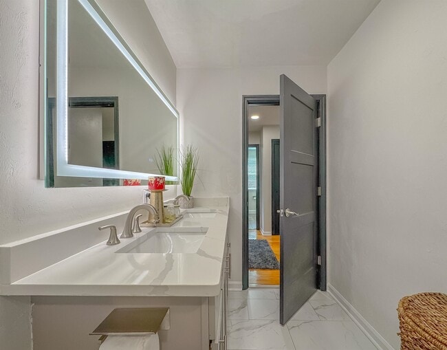 Building Photo - 1044 Seminole Dr