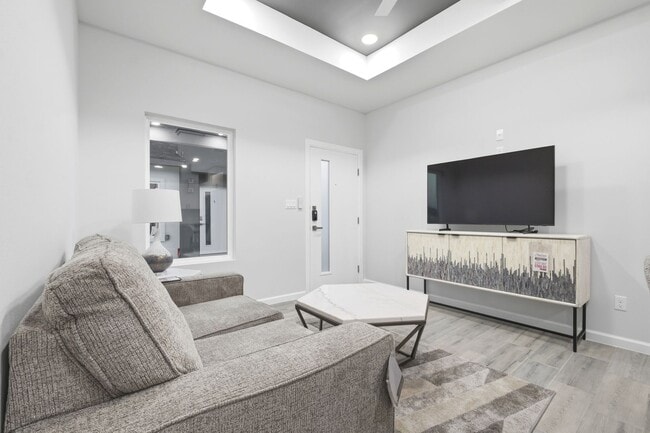 Building Photo - 1600 Clinton St