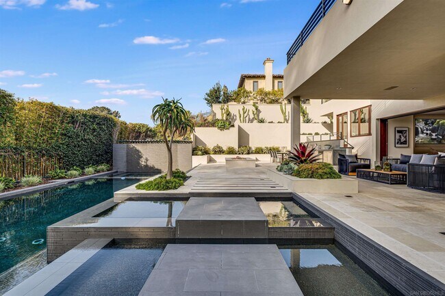 Building Photo - 8070 La Jolla Scenic Dr N