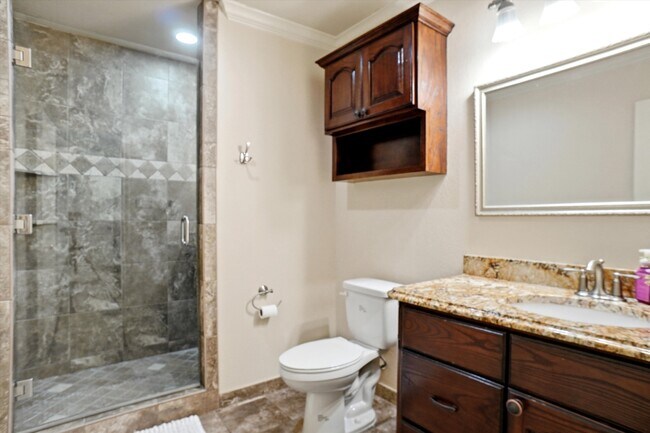 Building Photo - 2412 Emerald Cir