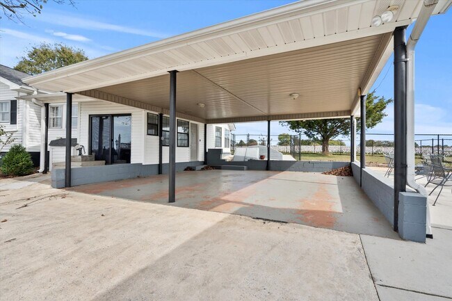 Building Photo - Charming Farmhouse on the West Side of Ath...