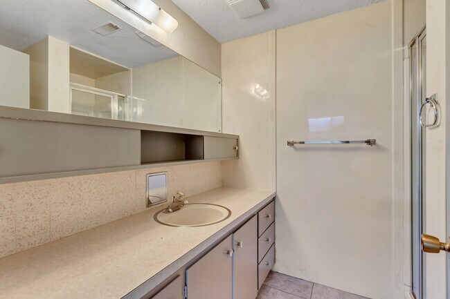 Building Photo - 450 N 500 E