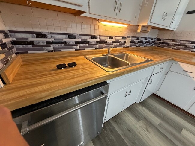 Building Photo - Charming 3-bed, 2-bath Single Family Home!