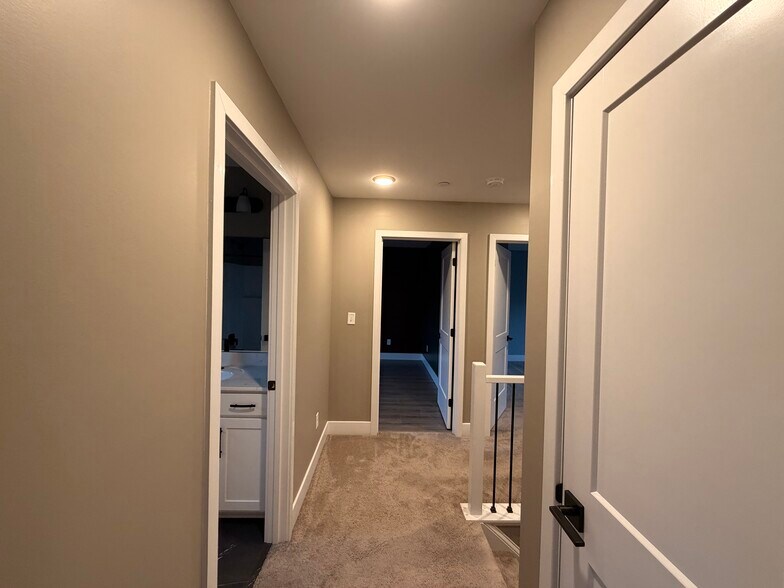 Building Photo - 746 Golden Spring Dr