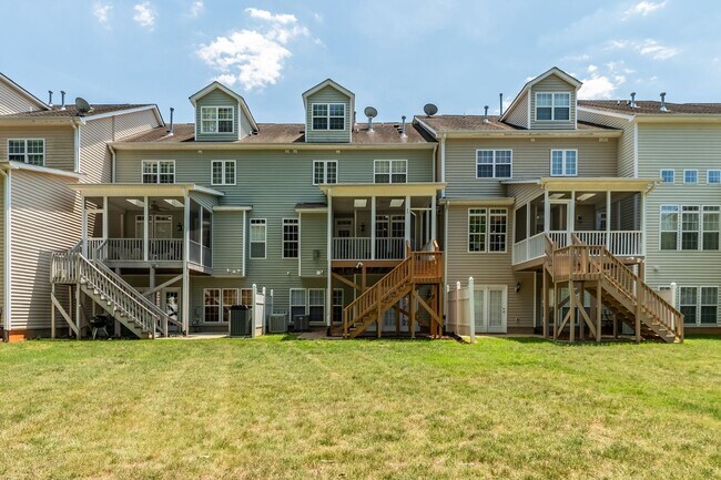 Building Photo - Gorgeous Lake Hogan Farms townhome available NOW!