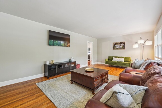 Building Photo - 821 Lakemont Dr