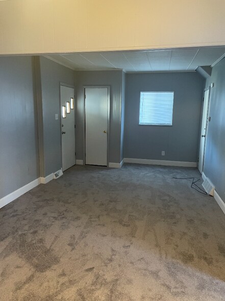 Building Photo - 1937 Kenneth Ave