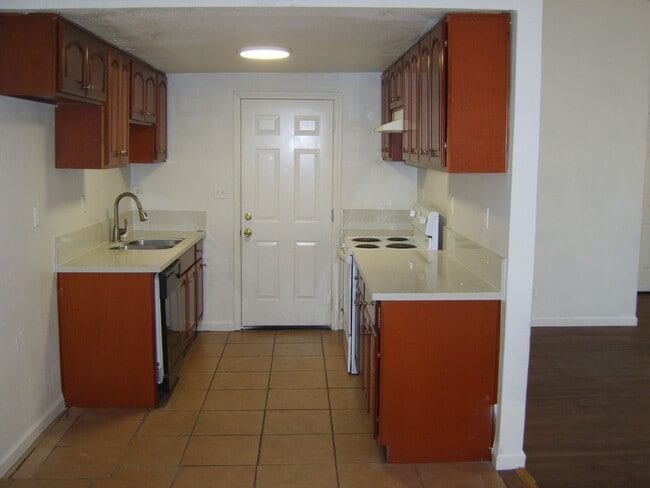 Building Photo - Nice 3BR duplex with some utilities included