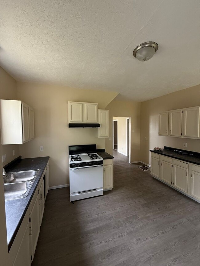 Building Photo - Updated 6 bedroom 2 bath home!
