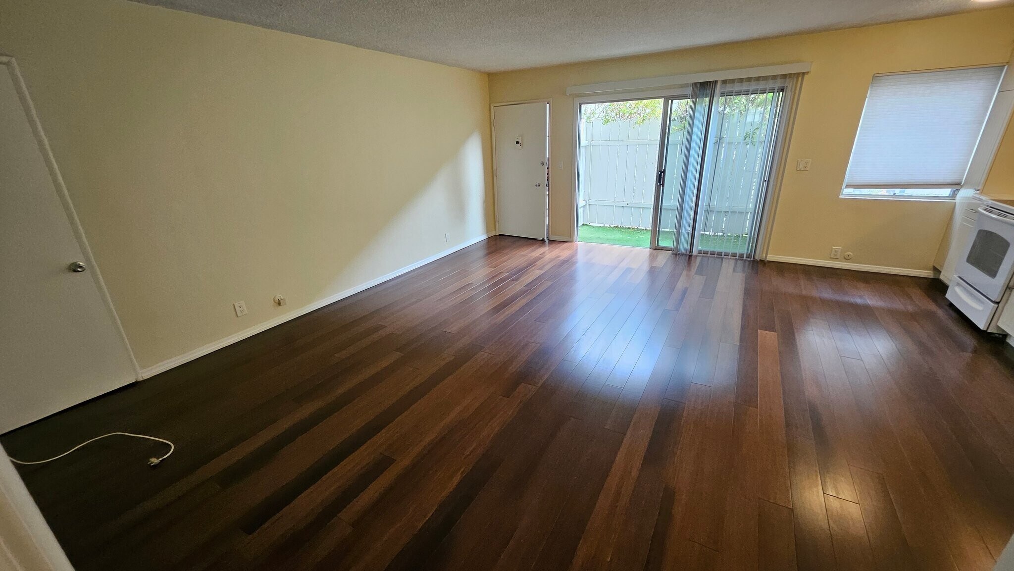 Building Photo - 2130 Beachwood Dr