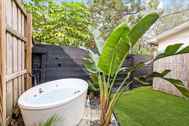 Building Photo - 501 Boating Club Rd