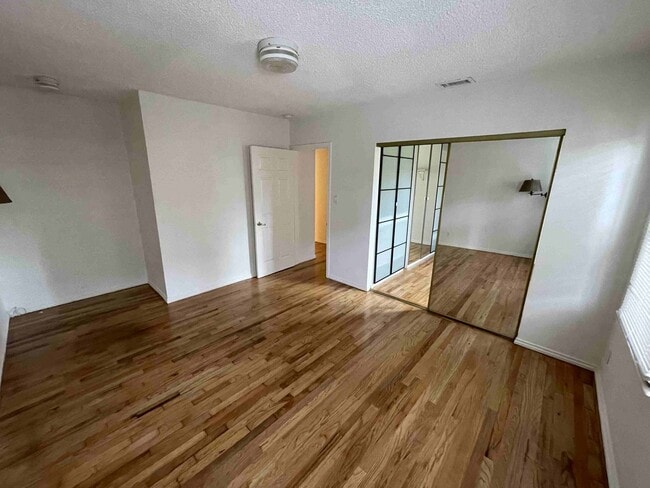 Building Photo - CENTRALLY LOCATED HOME IN BEVERLYWOOD!