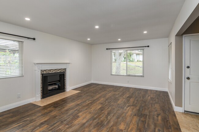 Building Photo - 1156 Stonewall Cir