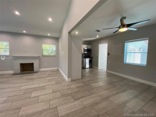 Building Photo - 2631 SW 30th Ct