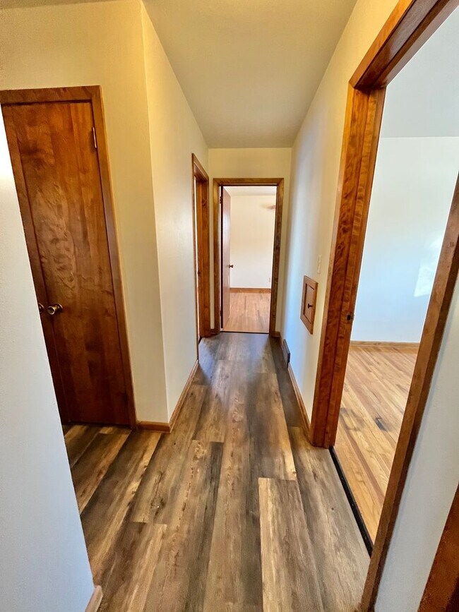 Building Photo - Large 3 Bed/2 Bath East Side Rental Home!