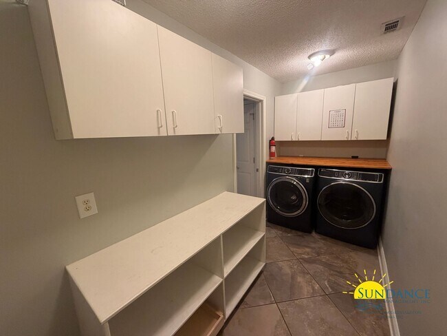 Building Photo - Spacious 5-Bedroom Home with Heated Pool & Hot Tub in Niceville!