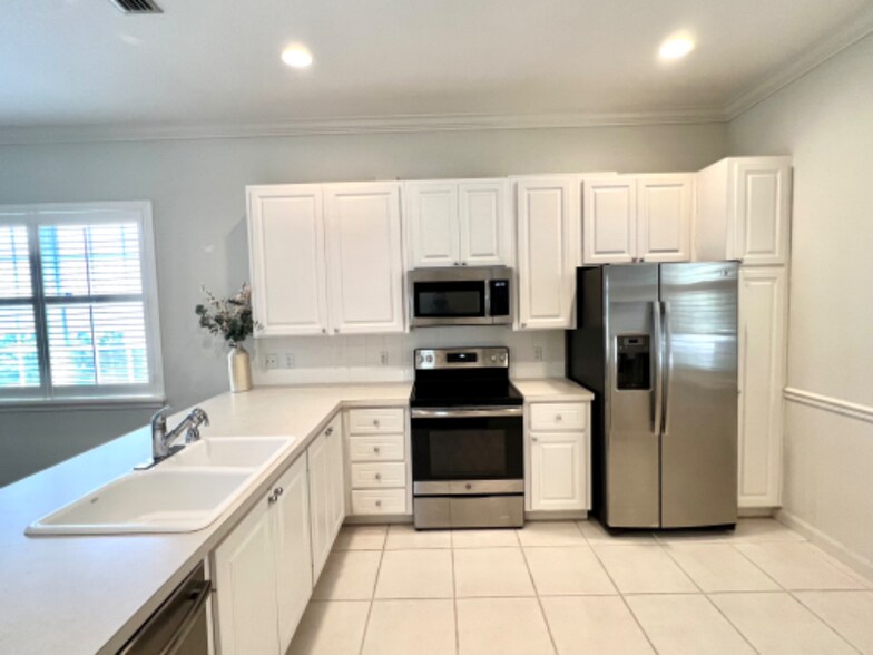 Building Photo - 148 Newcastle Dr
