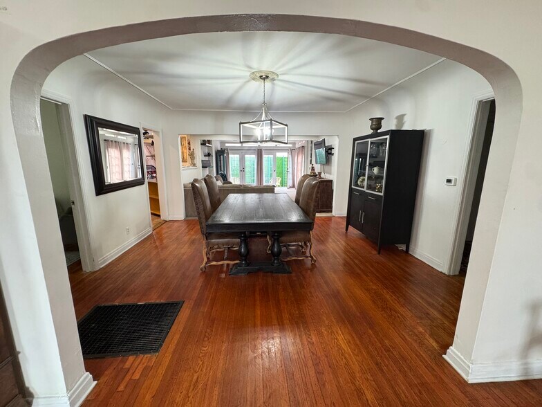 Building Photo - 1056 S Redondo Blvd