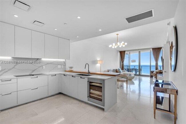 Building Photo - 15701 Collins Ave
