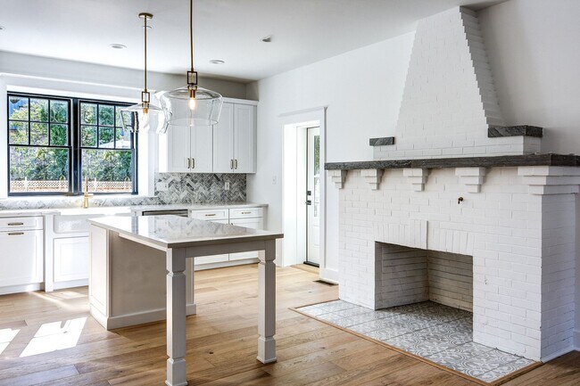 Building Photo - 20 E Redman Ave