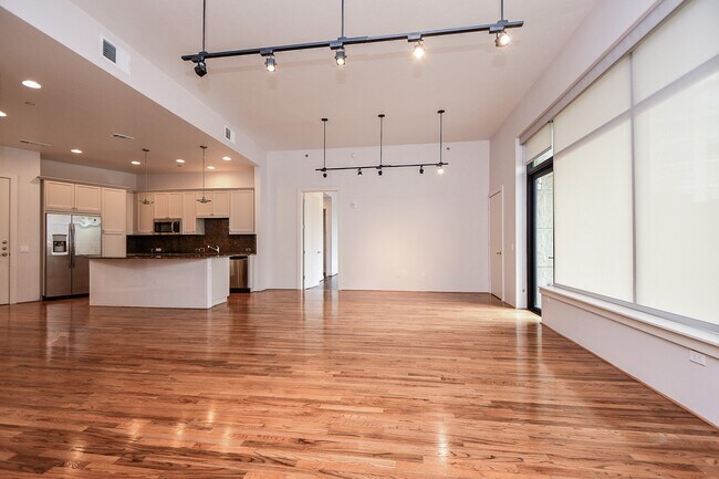 Building Photo - 5005 Hidalgo St
