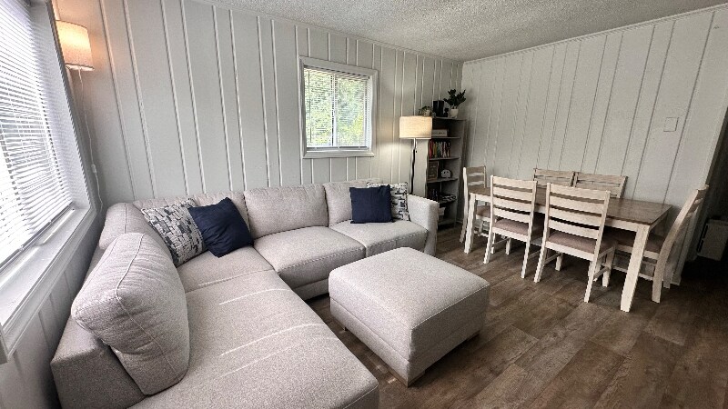 Building Photo - 2560 La Deara Crest Ln