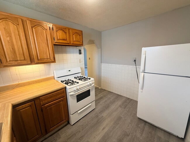 Building Photo - "Charming 3-Bed, 1 bath Retreat with Beautiful Floors on Laura Avenue!"