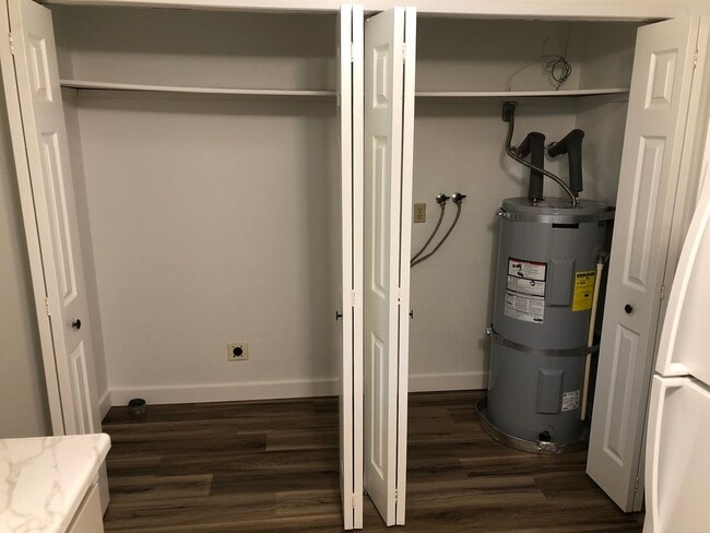 Building Photo - Updated single level 2 bedroom 1 bath duplex in Springfield!