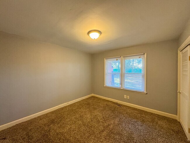 Building Photo - Charming 3 Bed 1 Bath Home Conveniently Lo...