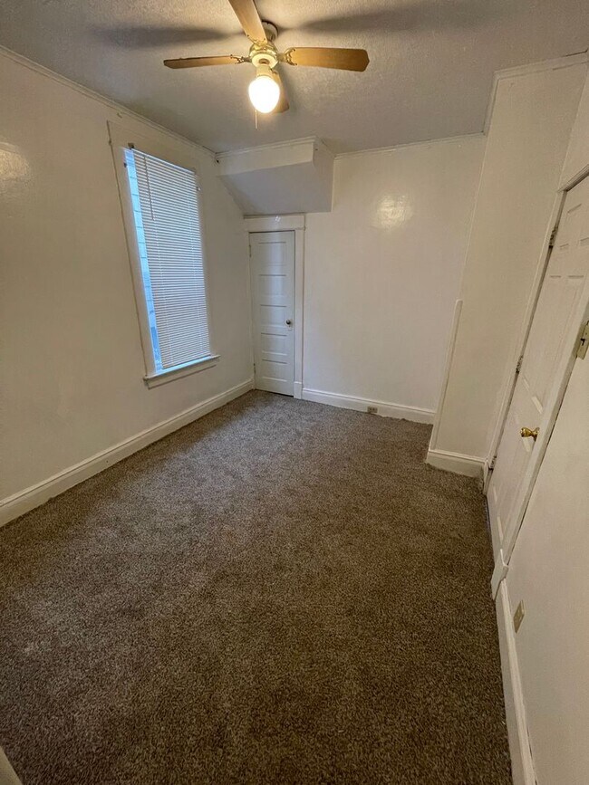 Building Photo - 1302 W 1st St