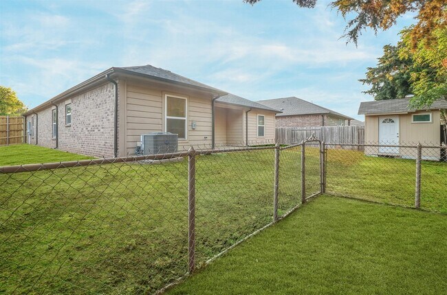 Building Photo - 1208 Bluffview Dr