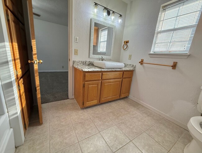 Building Photo - Chic upscale West Norman 2-bed 2.5 bath 2-...